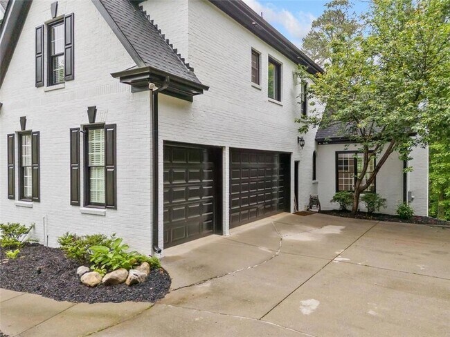 Building Photo - 882 Hallbrook Ln