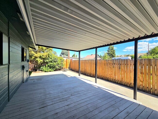 Building Photo - Beautifully Renovated 3-Bed. + Den, 2-Bath Rambler for Rent! ** LANDSCAPING INCLUDED!! ** + W/D!