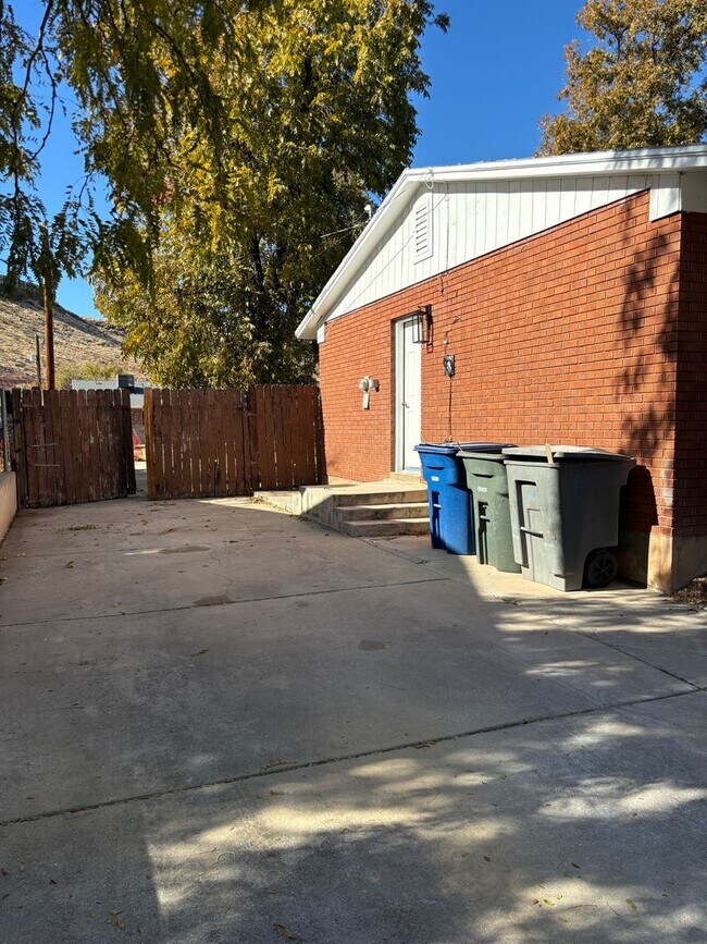 Building Photo - Upgraded Downstairs Duplex w/ Large Backyard!
