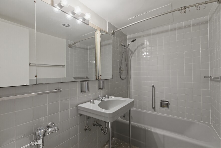 Building Photo - 253 E Delaware Pl