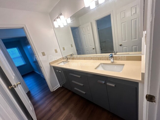 Building Photo - 128 Loch Cir