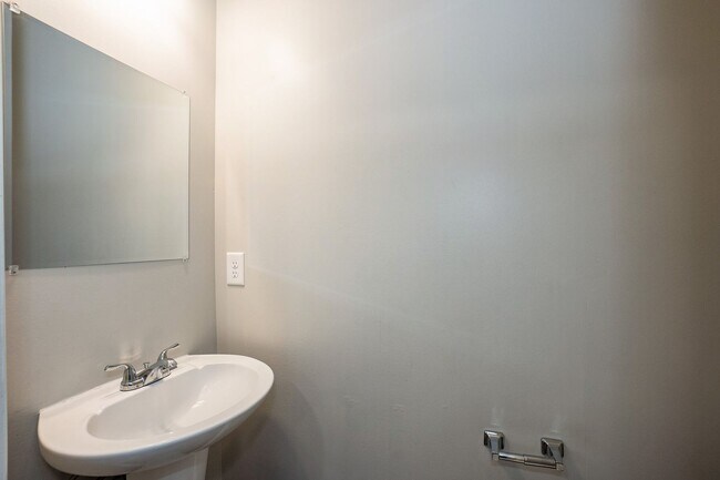 Building Photo - Beautiful Townhouse w/ 1st Floor Bedroom