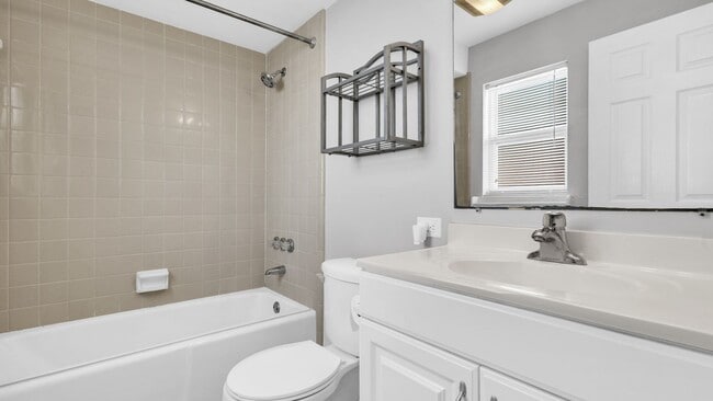 Building Photo - Unfurnished/Annual Rental 1br/ba/1 carport...