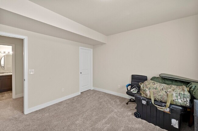 Building Photo - Bright and Beautiful Home with Gourmet Kitchen & Hardwood Floors