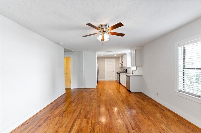 Building Photo - 1305 Idylwild St
