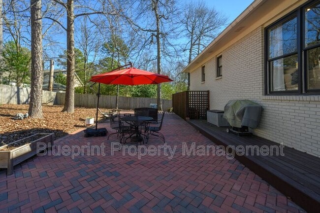 Building Photo - 5012 Wendover Dr