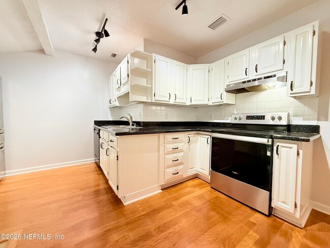 Building Photo - 1319 Azalea Dr