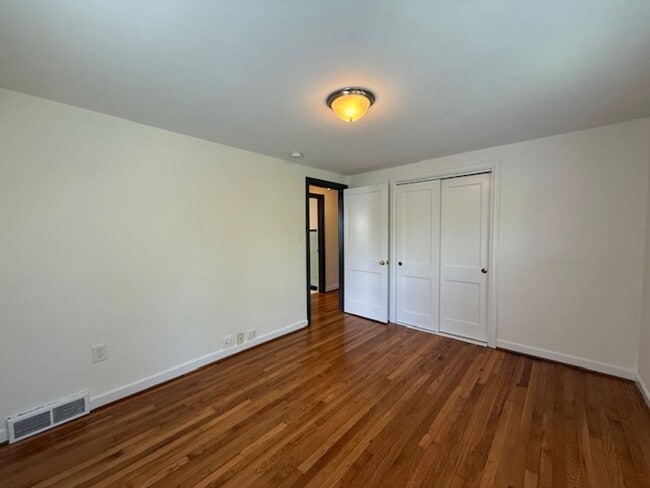 Building Photo - Charming One Floor Living Downtown!