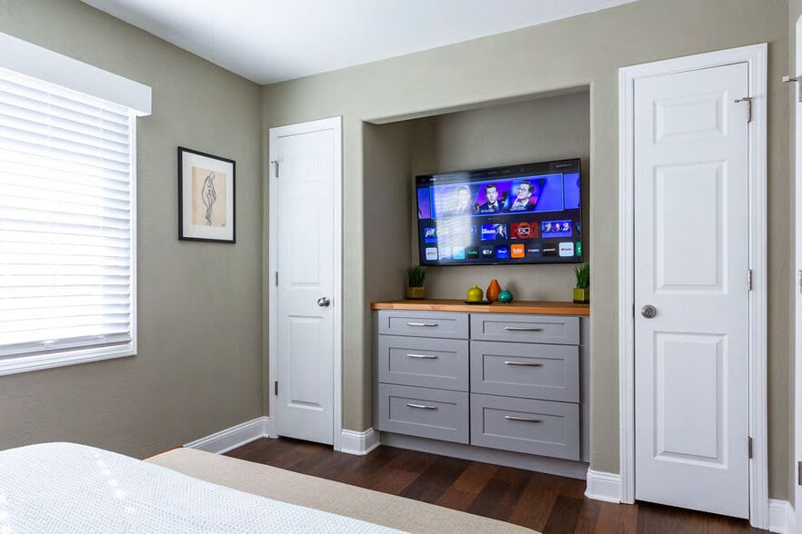 Queen Bedroom Built-in Dresser, Closet and Smart TV - 3000 Golden Rd