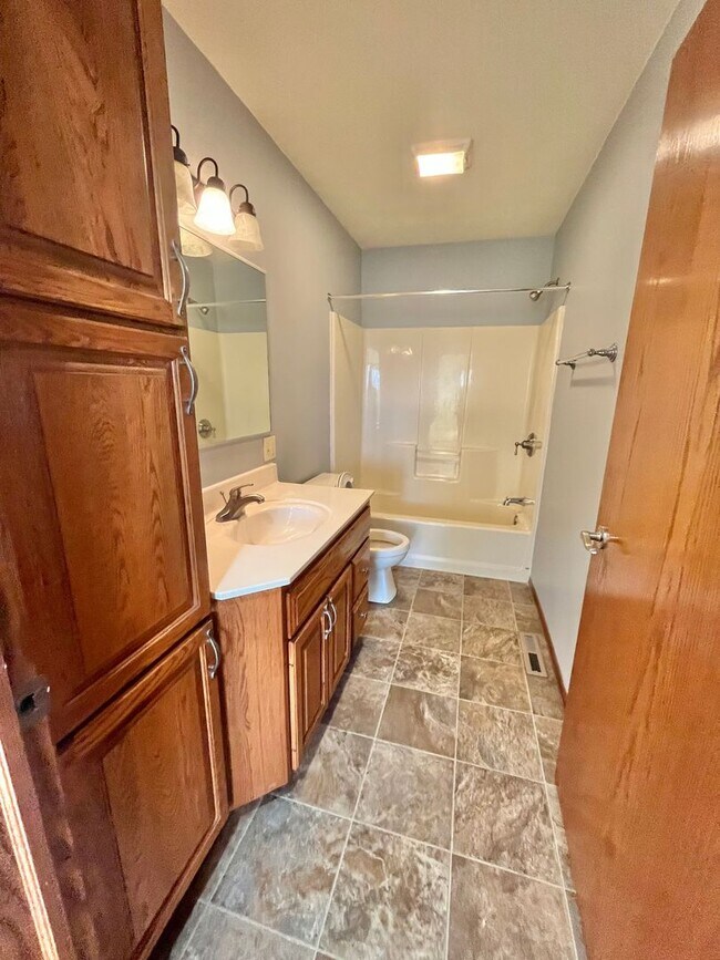 Building Photo - Spacious 4 Bed/3 Bath Twinhome in Brandon!