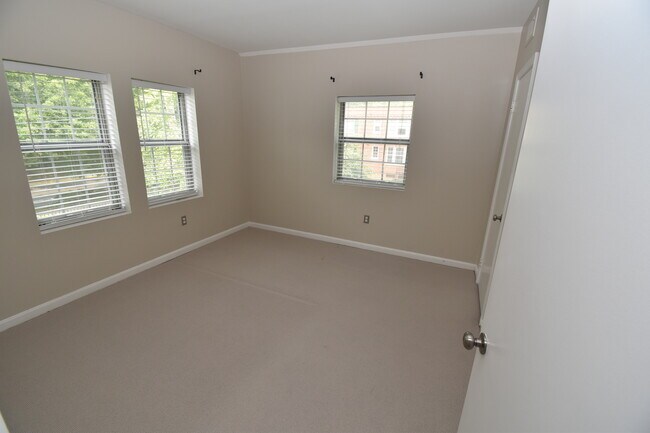 Building Photo - 1816 Queens Ln