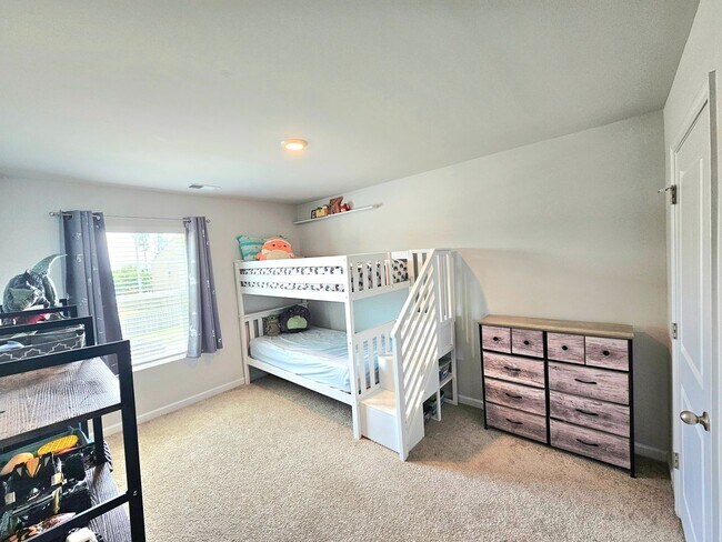 Building Photo - Beautiful Home 4 Bedroom 2.5 Bath