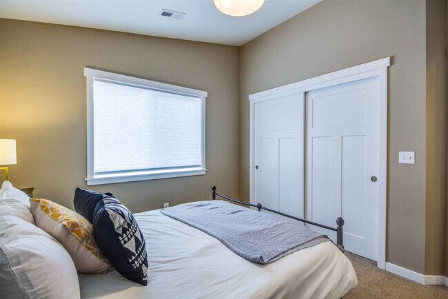 Building Photo - 525 SE Gleneden Place