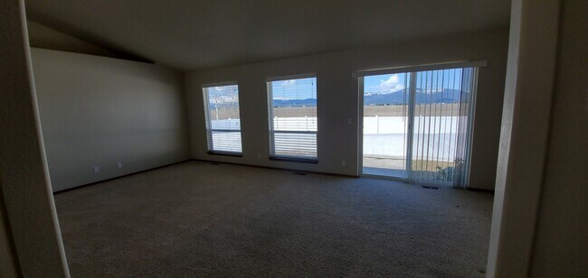 Building Photo - Beautiful 3 Bedroom Home in Fieldstone Nei...