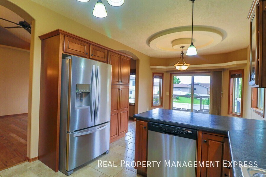 Building Photo - 7905 S Grass Creek Dr