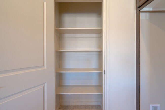 Building Photo - Comfortable Townhome Living with Pool Access