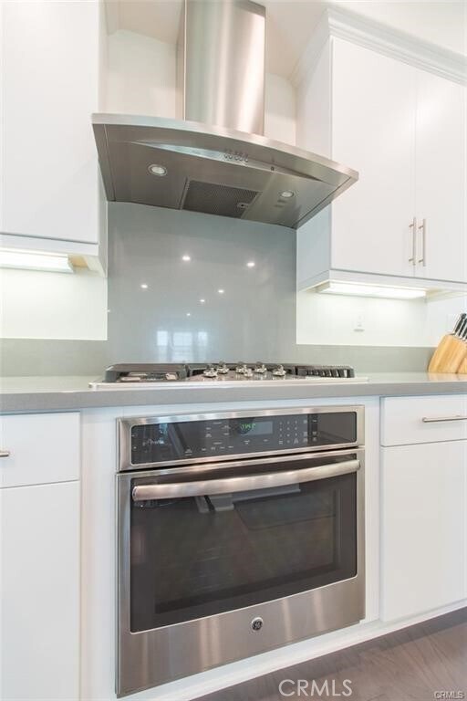 Building Photo - 140 Paramount