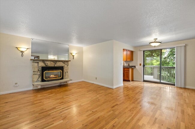 Building Photo - Spacious 3 bed 2.5 bath in Eastgate neighborhood.