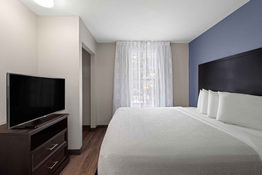Building Photo - Furnished Studio-Fenton