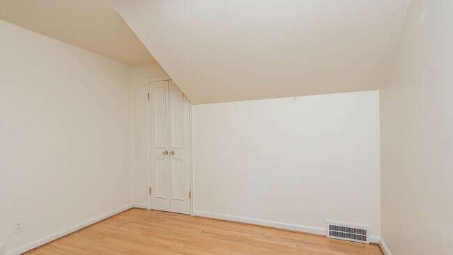 Building Photo - 903 Sylvan Ave