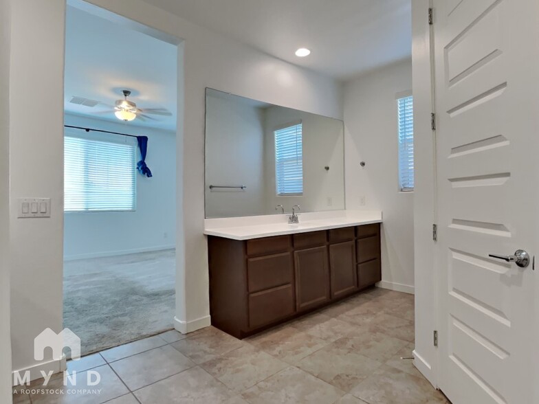 Building Photo - 17027 W Echo Ln