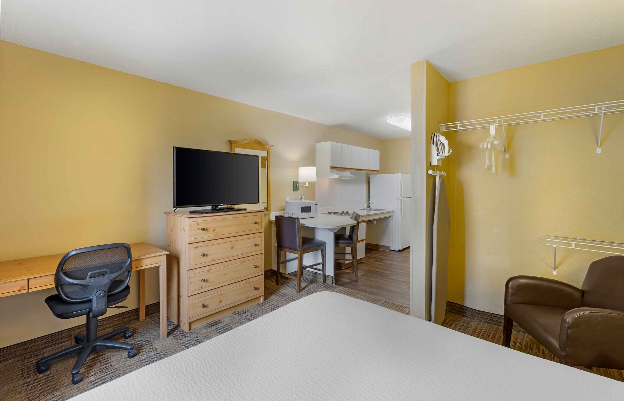 Building Photo - Furnished Studio-Orlando - Southpark - Equ...