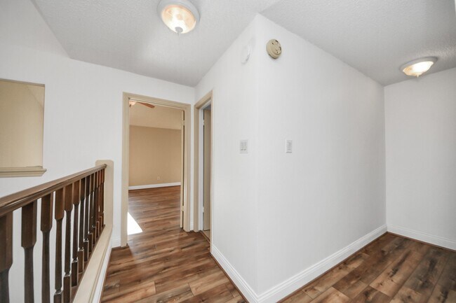 Building Photo - 800 Country Pl Dr