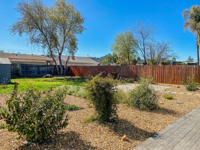 Building Photo - Beautiful Single-Story 2 Bedroom, 1 Bath w...