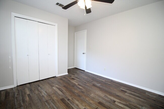 Building Photo - Spacious 3BR Townhome Near Pensacola State College with Flex Room, Private Balcony & Fenced Backy...
