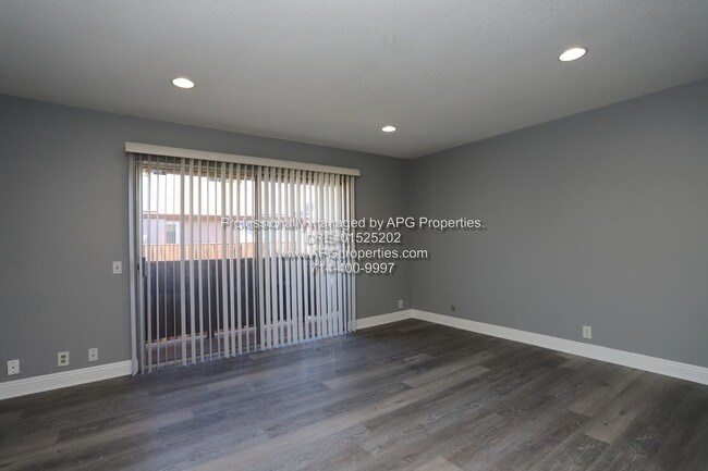 Building Photo - 2 Bedroom / 1.5 Bathroom condo with 2 car ...