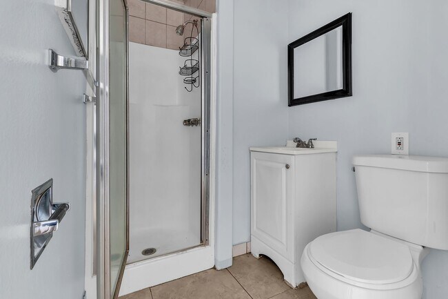 Building Photo - 640 E 54th St