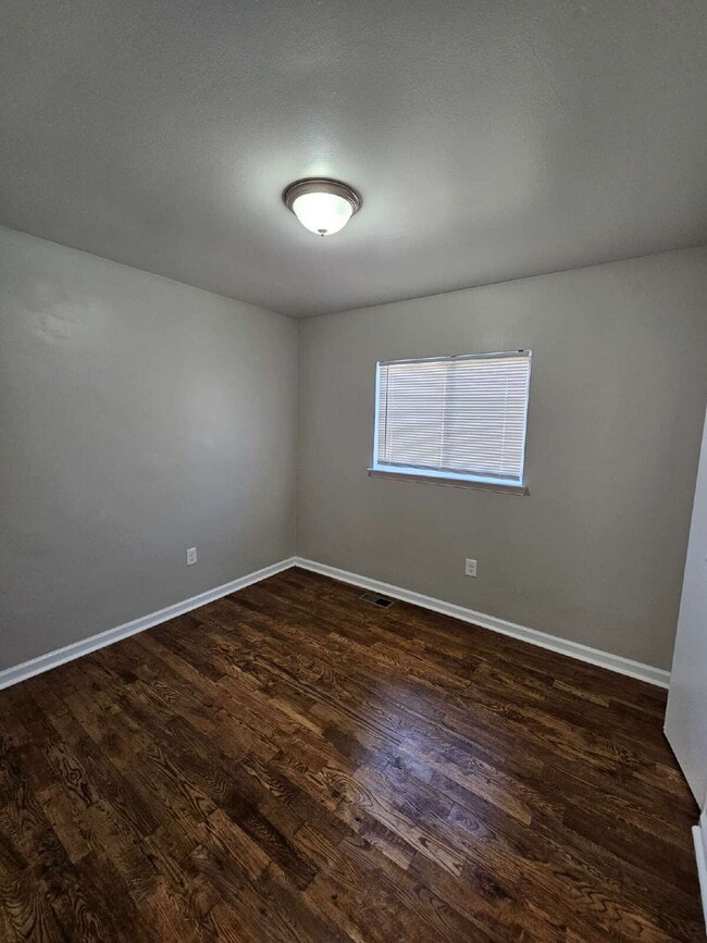 Building Photo - 3 Bedroom Ranch with Hardwood Floors, Eat-In Kitchen, Full Basement & All Appliances!