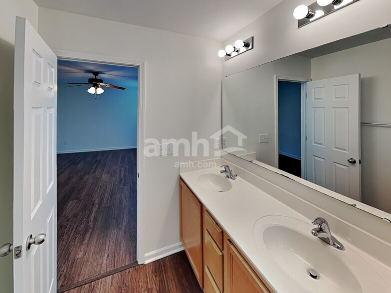 Building Photo - 15725 Lakepoint Forest Dr