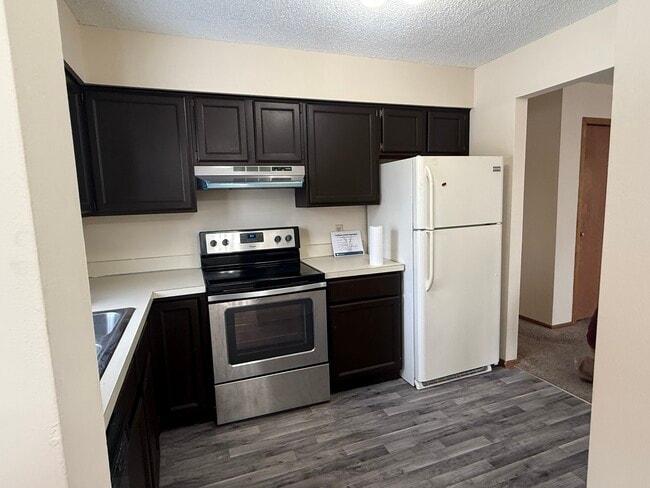 Building Photo - 2528 Birchview Ln