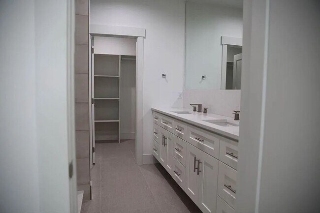 Building Photo - Modern Duplex for Rent