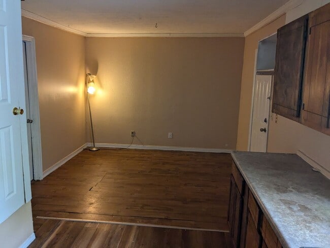Building Photo - 3 Bed 1 Bath with fenced yard, laundry roo...