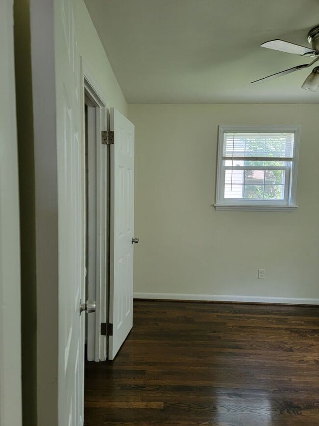 Building Photo - 2 BR 1 Full Bath Duplex Virginia Place
