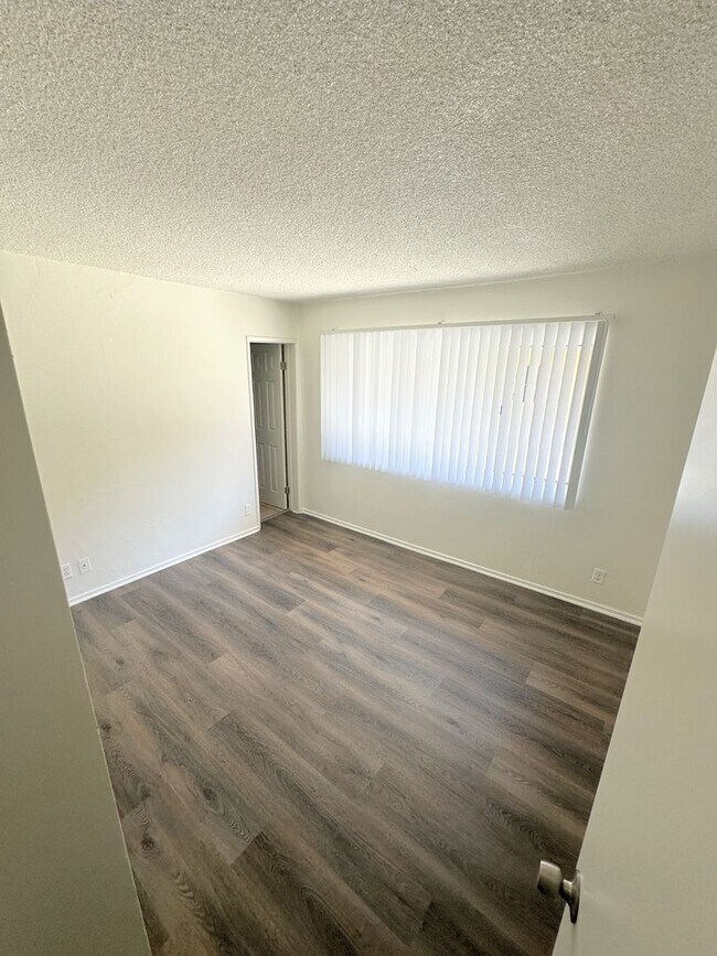 Building Photo - 2bd/1ba in North Hills with parking!