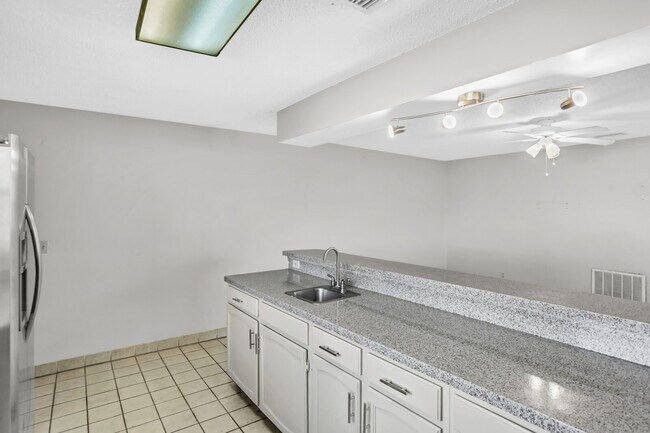 Building Photo - 208 Hopkins St