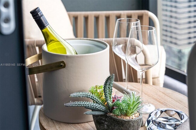 Building Photo - 601 NE 1st Ave