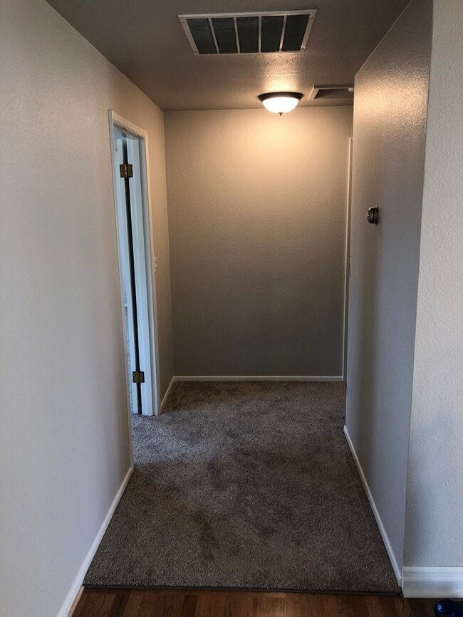 Building Photo - Feels Like New!