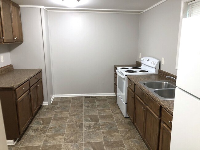 Building Photo - 2 Bed, 1 Bath, BONUS ROOM!!