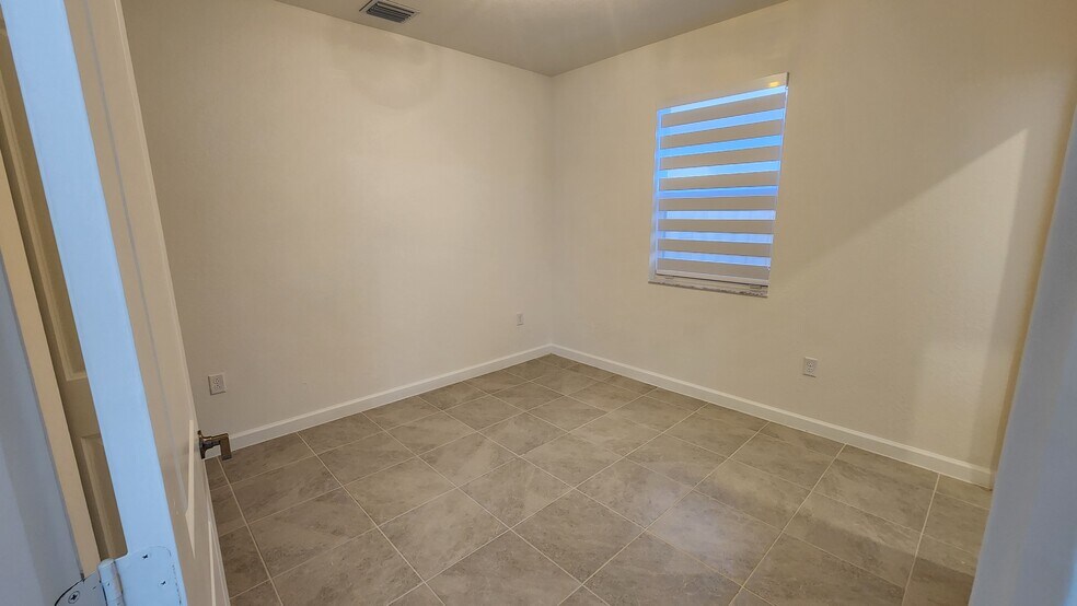 Building Photo - 2991 SE 23rd Ave