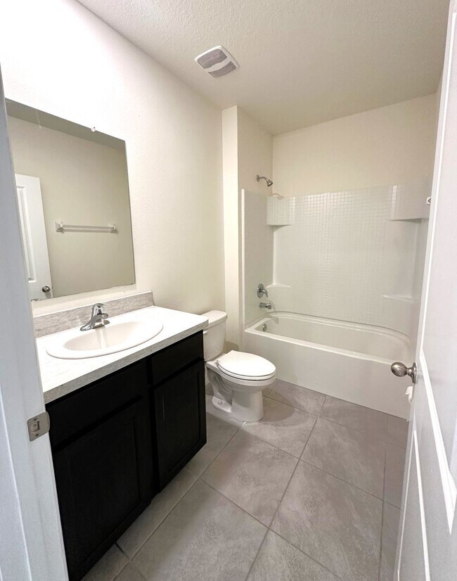 Building Photo - Lake Diamond North 4 Bed, 2 Bath