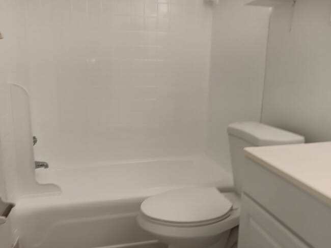 Building Photo - Remodeled apartment, dishwasher, on-site l...