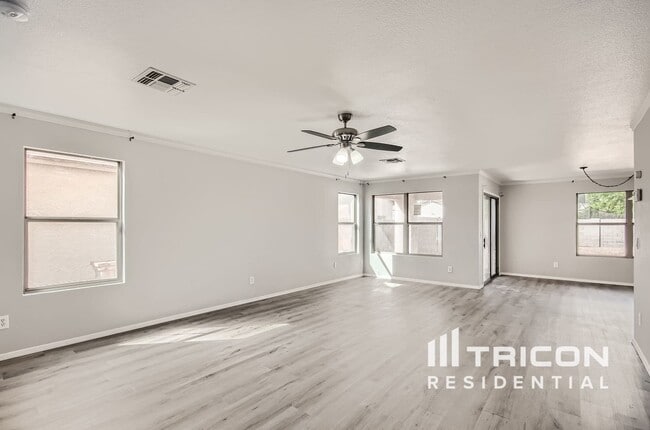 Building Photo - 11626 W Bloomfield Rd