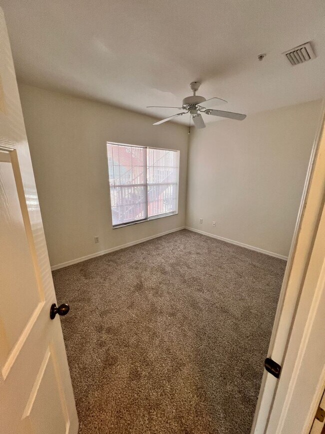 Building Photo - Annual Unfurnished Rental – 3 Bed, 2 Bath Condo in Gated Community!