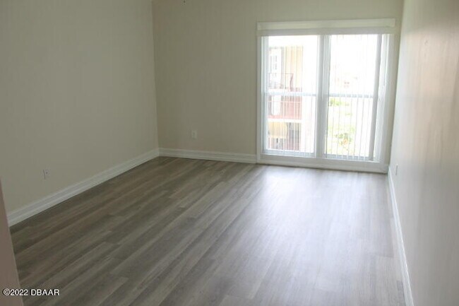 Building Photo - 719 S Beach St