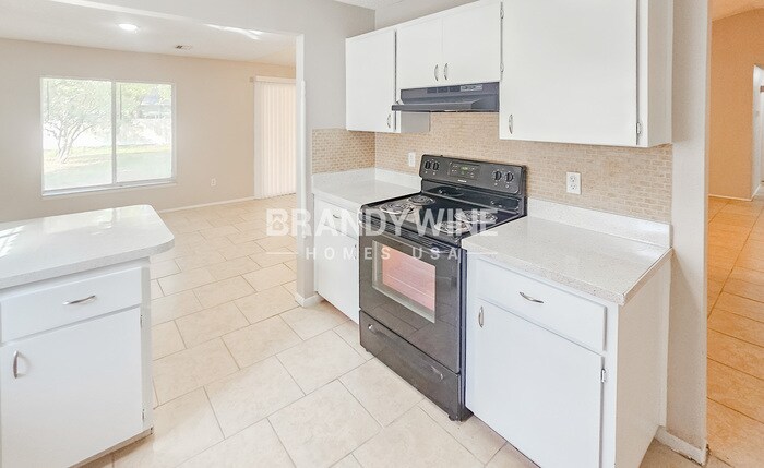 Building Photo - 28305 International Dr