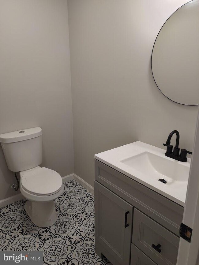 Building Photo - 1812 N Croskey St